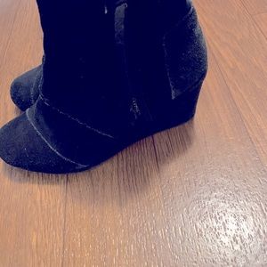 Toms sz 8 black suede like booties. Side zip